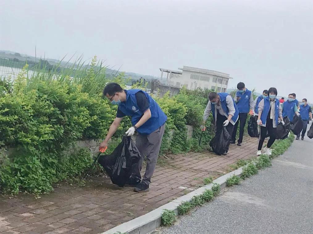 “保护水源，我是行动者”——肇庆高新区生态环境服务中心开展北江饮用水源保护区义务清扫垃圾志愿活动