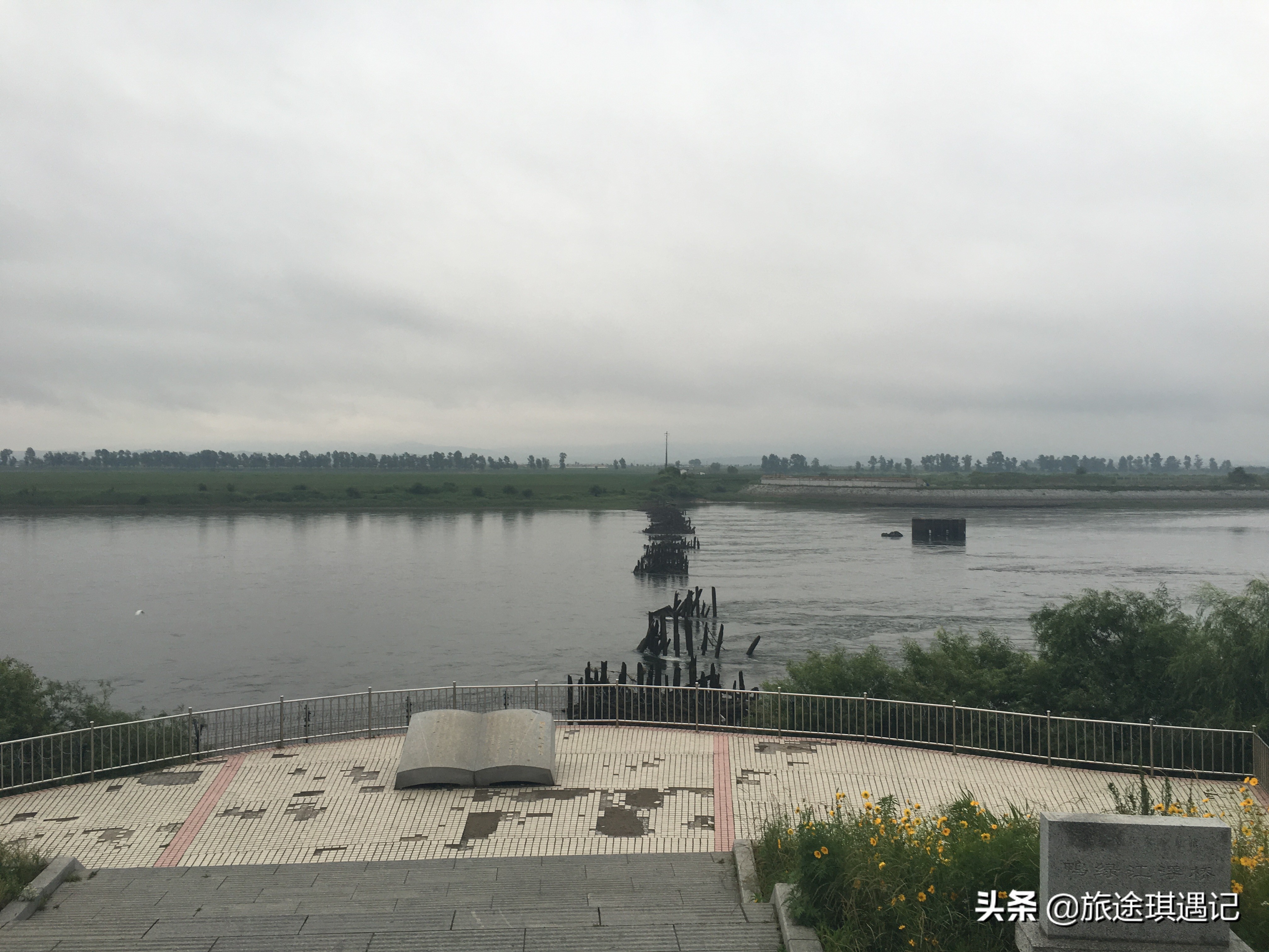 去丹东必打卡的两件事,游抗美援朝时跨过的鸭绿江,品特色黄蚬子