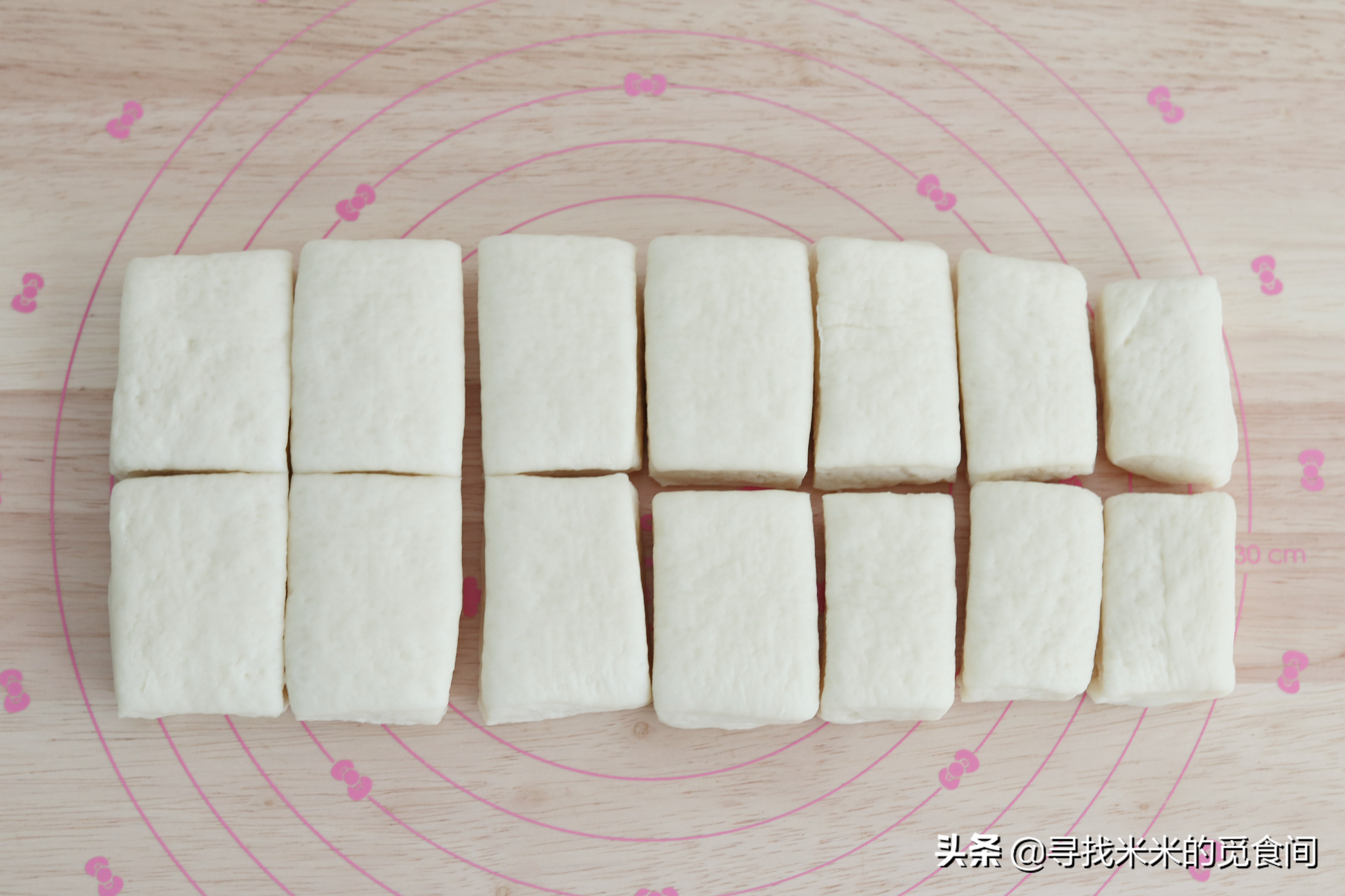 奶香浓郁的小餐包,怎样做软糯奶黄小餐包