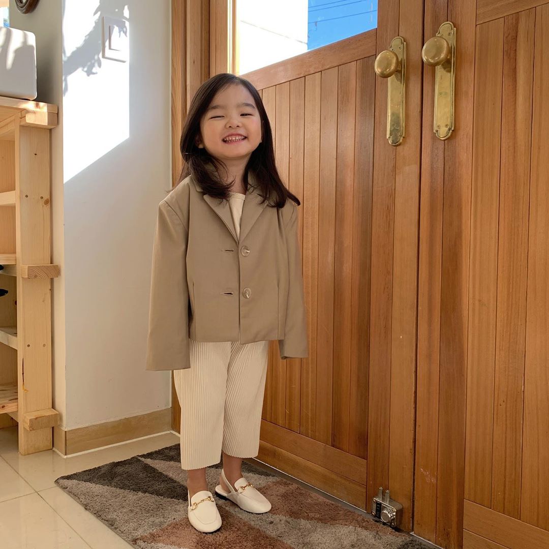 跟着韩国女主学穿搭清新又时尚,韩国中性风儿童穿搭