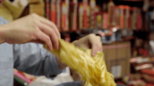 花100亿买纸，烧1000吨物欲｜中国人烧给故人的究竟是什么？