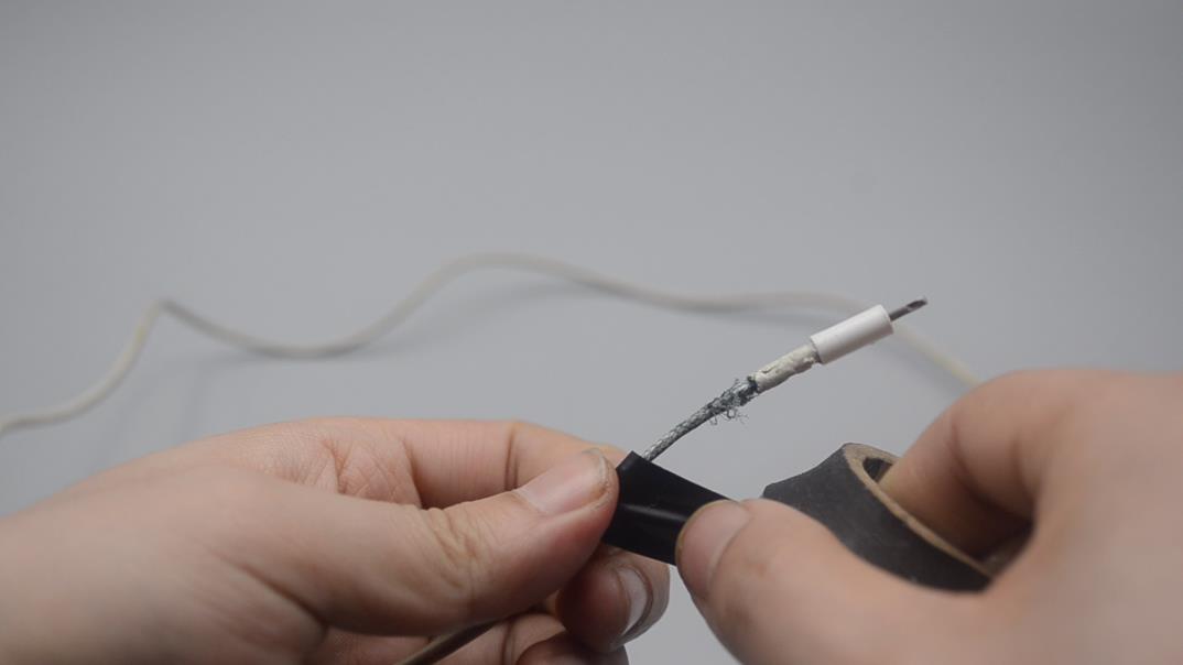 手机充电线破皮修复小妙招,手机充电线外皮破怎么修复