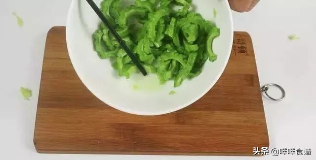 苦瓜太苦吃不下去？只需这样切掉苦味源，苦味清除的一干二净