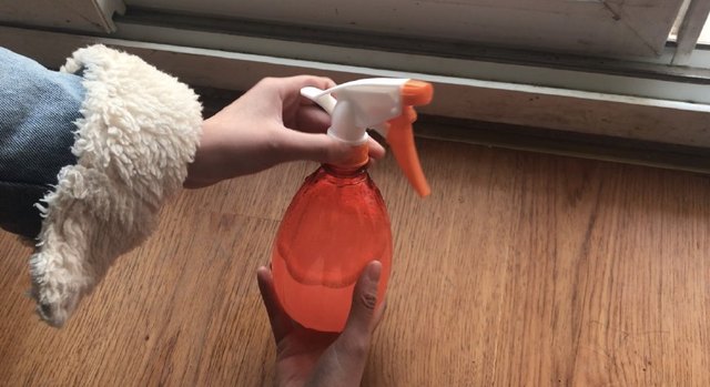 家政清洁常用玻璃清洁剂,家政公司用什么清洁剂洗玻璃