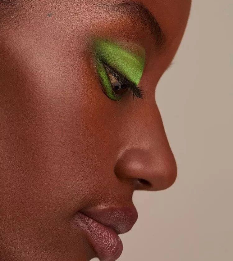 最流行显白的微潮色低调,显白又适合素颜的潮色