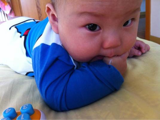 宝宝爱抠鼻孔怎么回事,三个月宝宝老抠嘴巴里面怎么回事