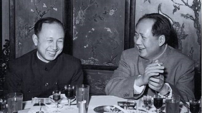 毛*东泽**接待朋友时,发现兜里只剩一根烟,随手一个动作尽显智慧