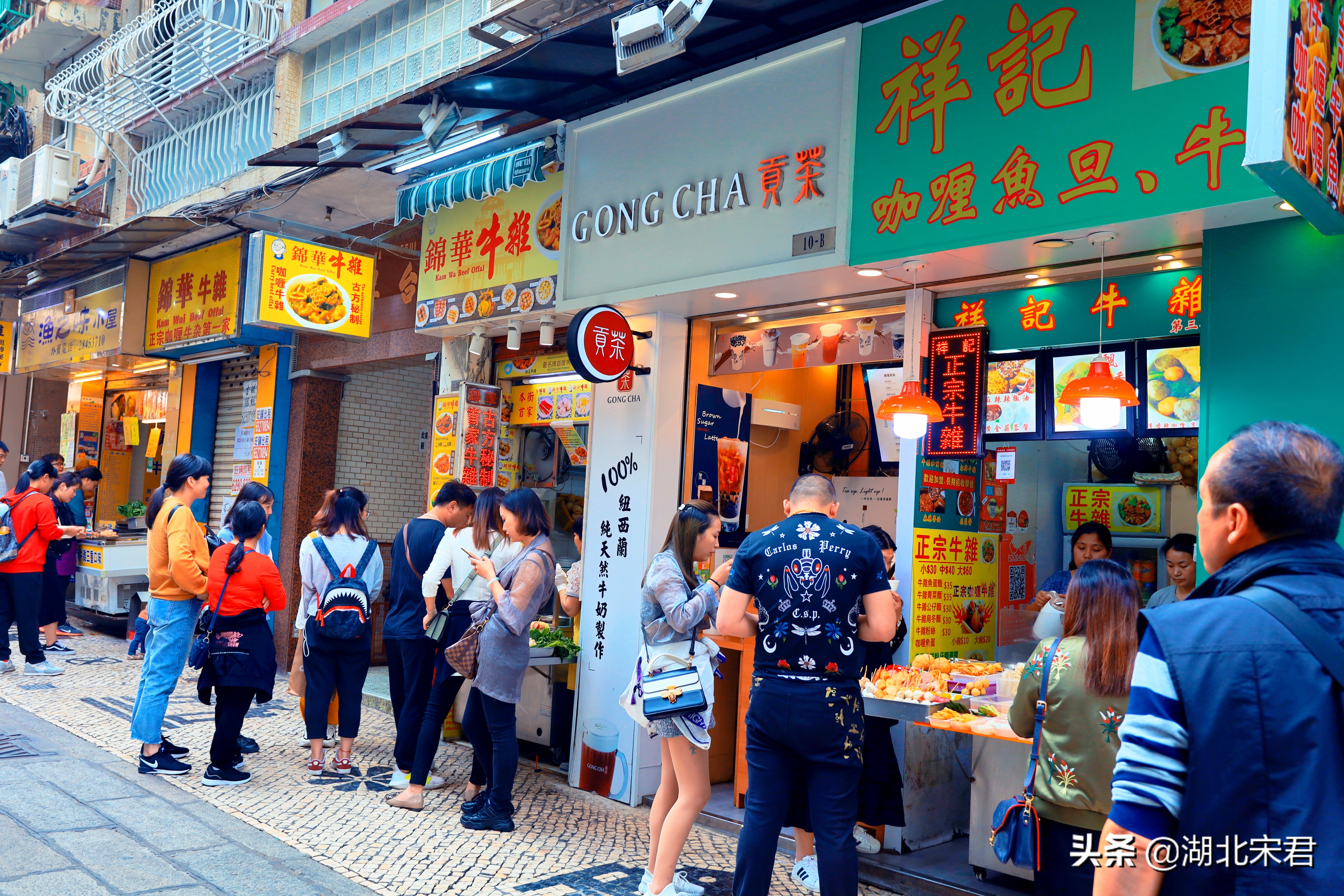 澳门街上也不见得多商业化但是就是喜欢在窄窄的街上走