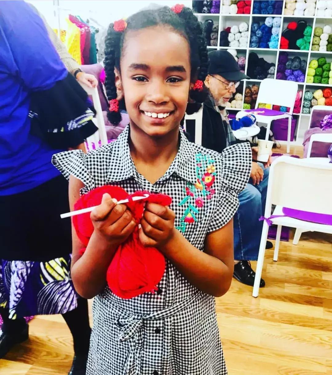 19万人看男生玩编织?从非洲弃婴到全美偶像,11岁男孩用6年逆袭人生...