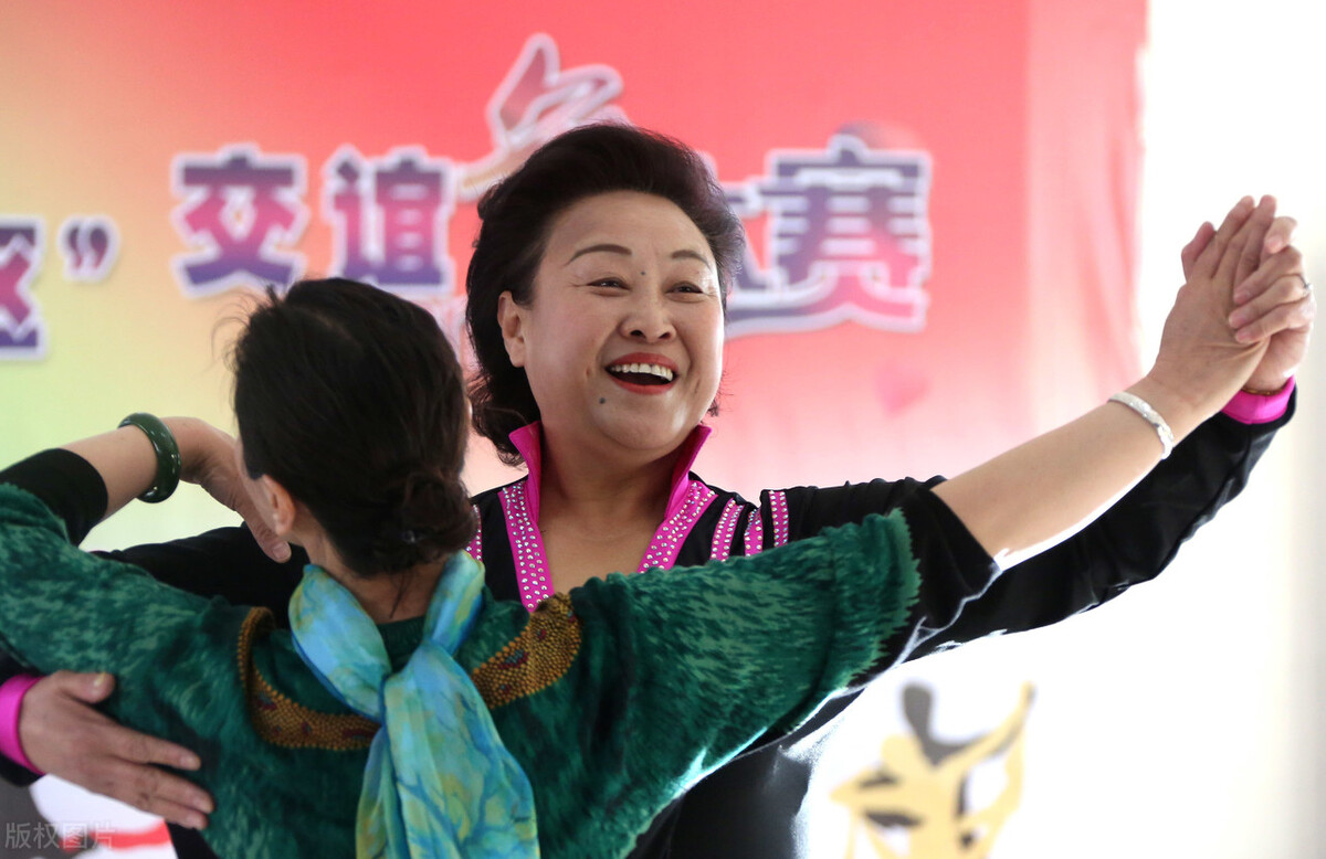 跳交谊舞平四的技巧,跳交谊舞的技巧