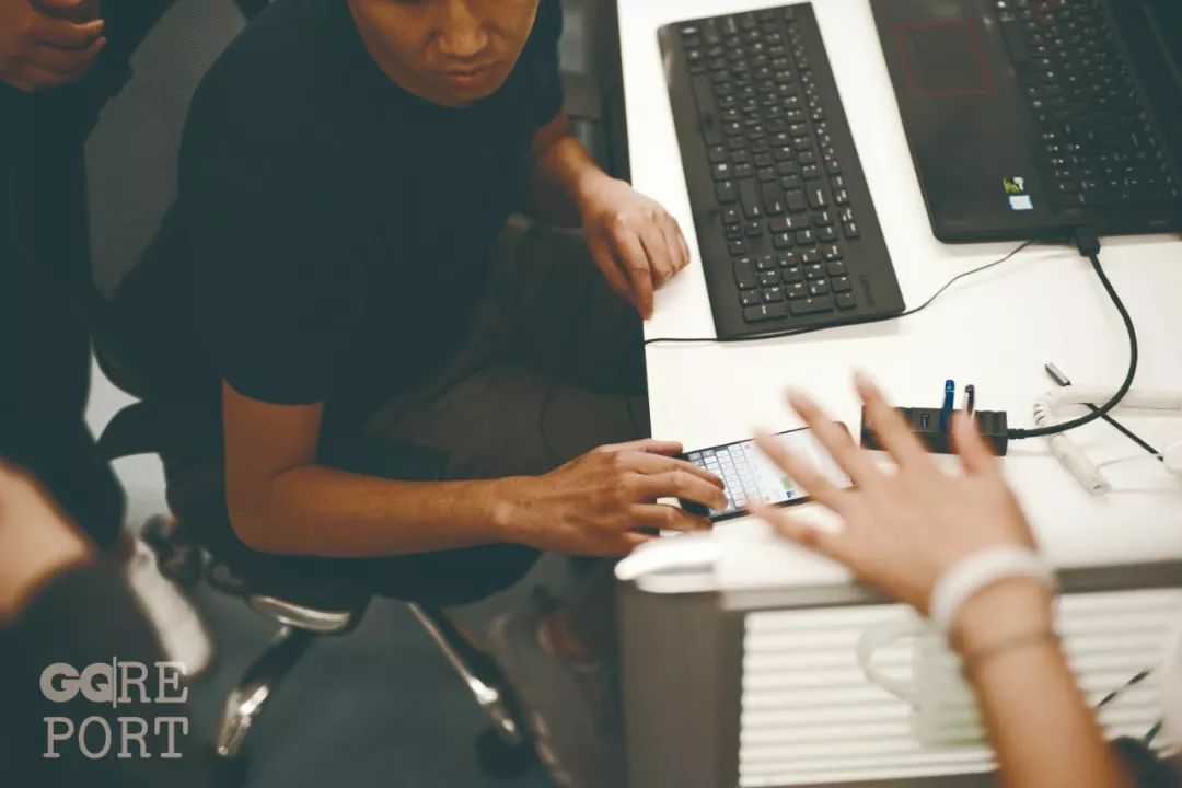 一个美貌的盲人姑娘会经历什么？读屏软件让盲人也能正常读新闻、刷朋友圈，他们因此能突破困境吗？