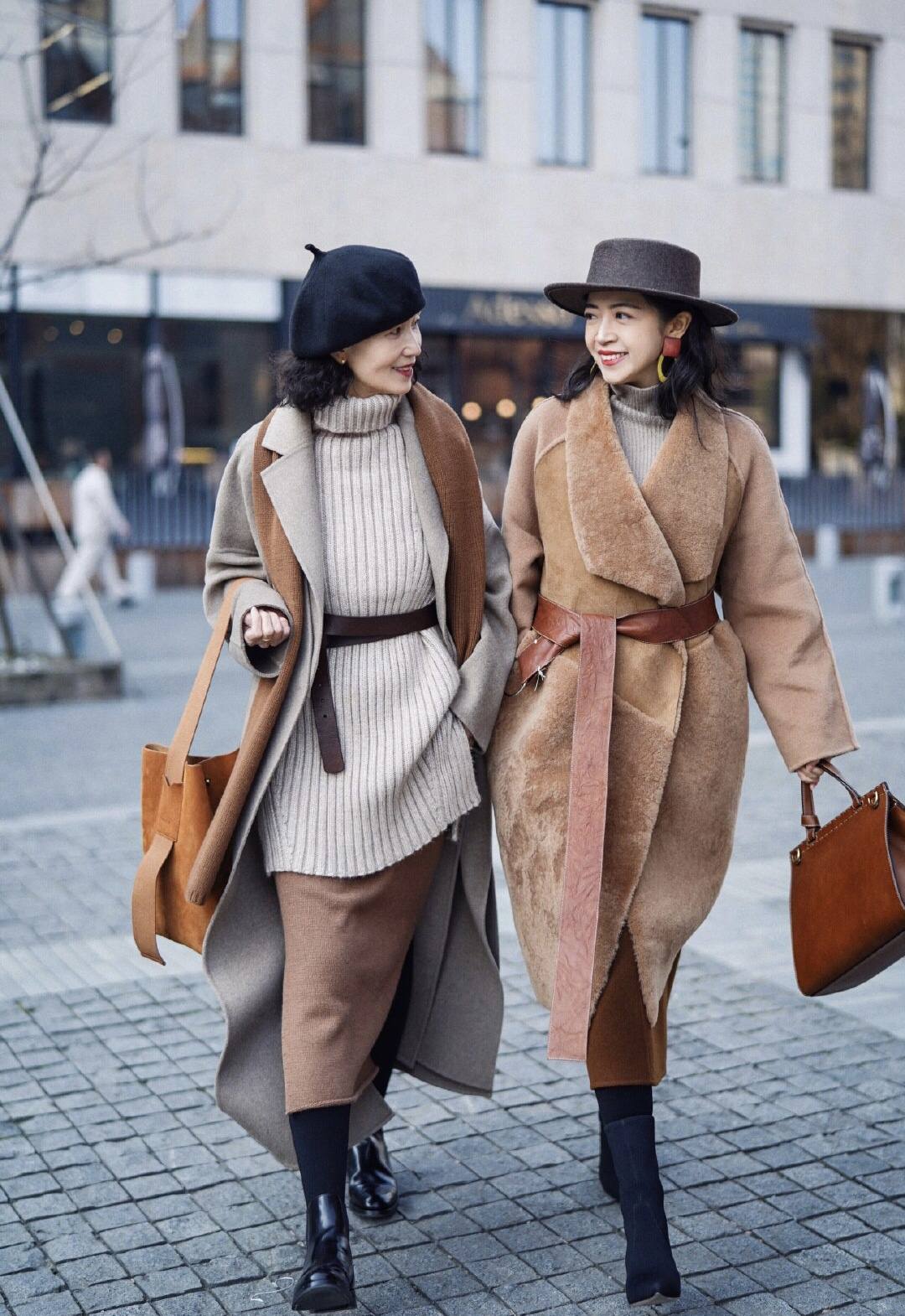 三木母女羊绒大衣穿搭,三木母女雾霾蓝大衣搭配裤子