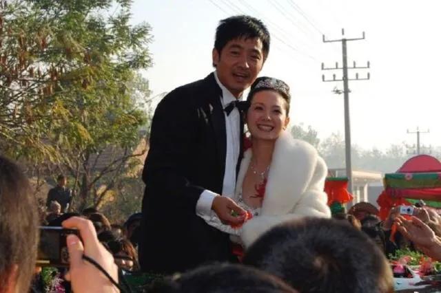 程莉莎老公比儿子重要,程莉莎和丈夫郭晓东甜蜜合影