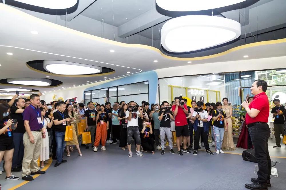 中央电视台CCTV-2正点财经走进利讯集团,对话黄火明先生