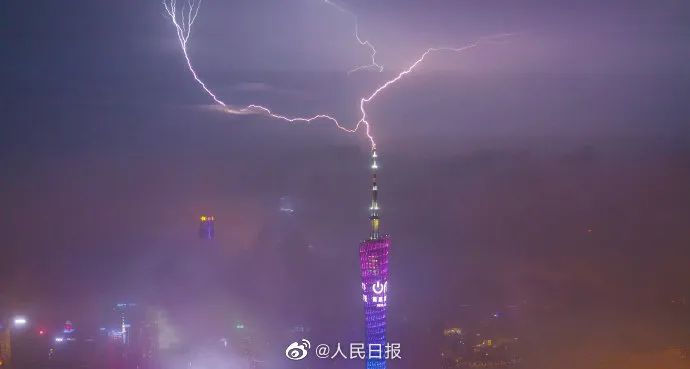 女生被雷劈中的几率是多少,深圳女子在家被雷劈倒