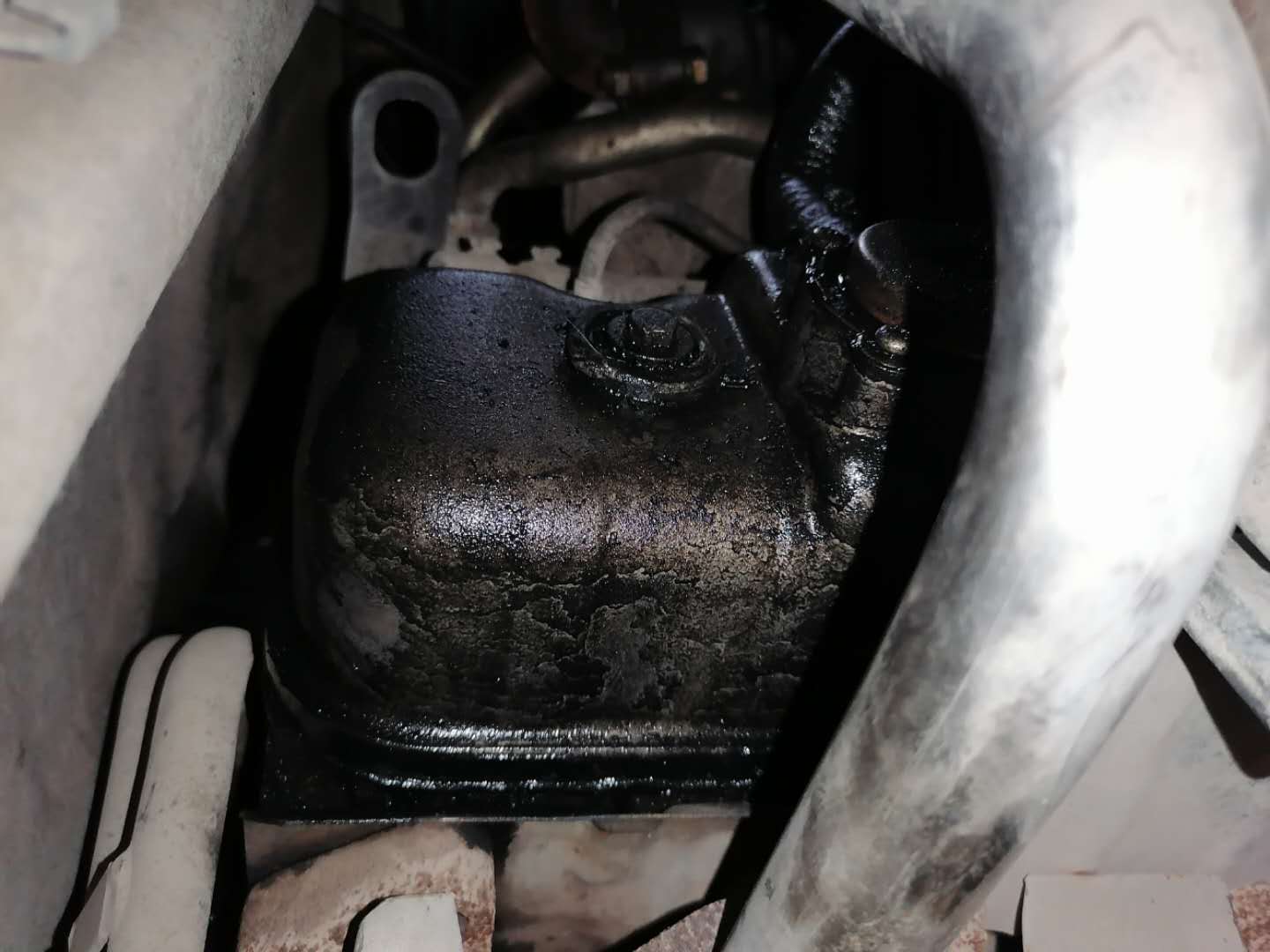 发动机冒白烟蓝烟烧机油,尾气大量冒蓝烟要不要大修发动机