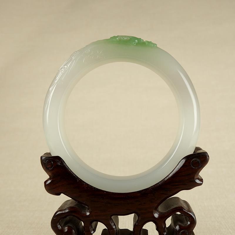 羊脂玉白色还是黑色的价值高,白的和田玉值钱吗