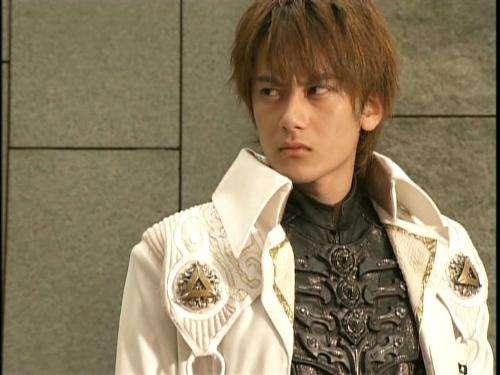 牙狼冴岛雷牙白色风衣,牙狼冴岛三代人铠甲瞳色