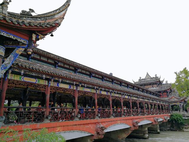 拼车去*藏西**，看功夫熊猫都江堰，导游带进购物店，让躺在床上体验