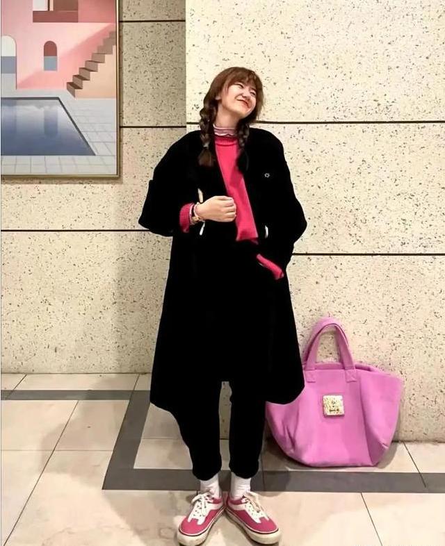 黑色大衣最显气质,黑色大衣比较普遍但越看越耐看