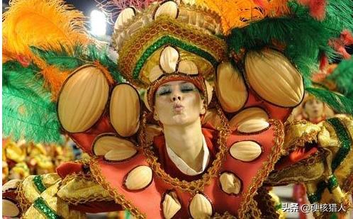 巴西狂欢节“尽情纵欲”，政府发放“避孕套”，呼吁人们控制天性