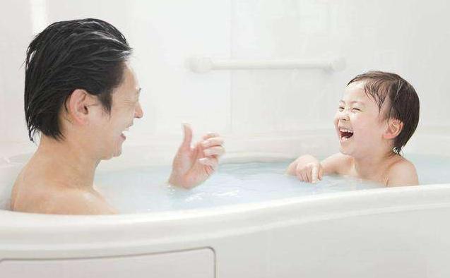 2岁外孙误食502胶水,姥姥的聪明做法,连医生也为她点赞