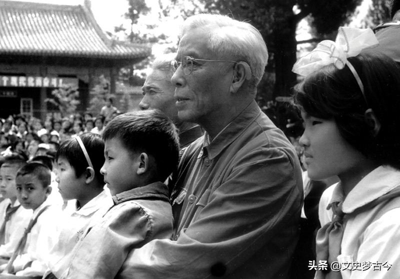 他是中科院院士,物理学宗师巨匠,曾任北大校长,后官至副国级