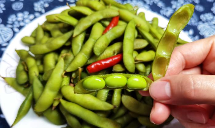 毛豆怎么煮容易软烂又不变色,毛豆炒肉毛豆焯水冷水下锅