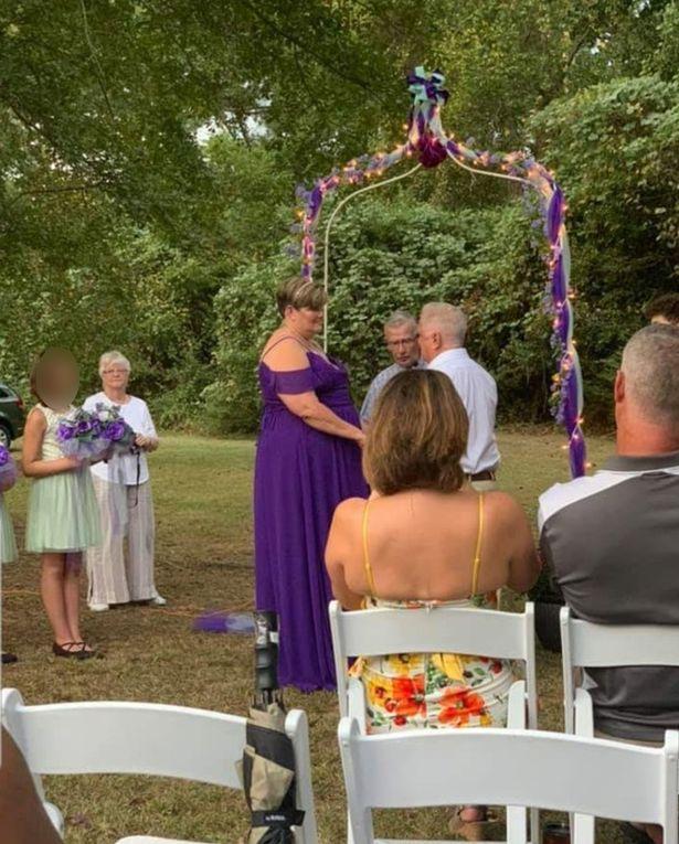 美新娘重金定做孔雀蛋糕，婚礼变“死鸡”，设计师救场弄掉鸡头