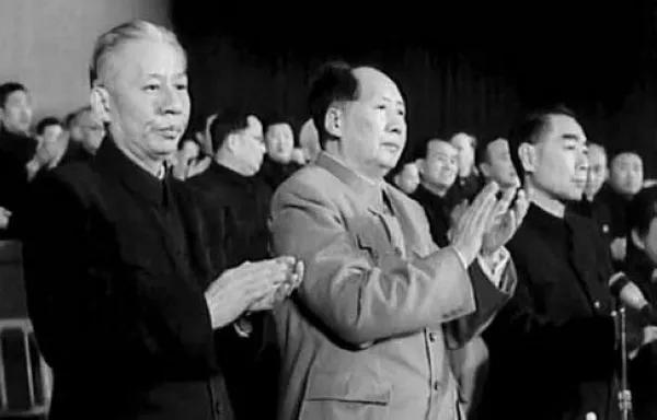 毛*东泽**点评*少奇刘**：政治上坚定，原则性很强，弱点是灵活性不够