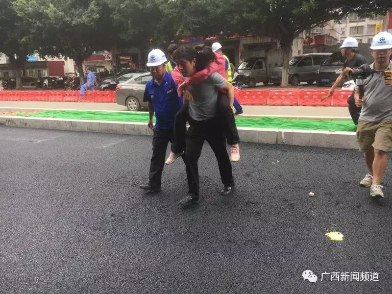 脚踩150℃!记者采访沥青路面铺设者时中暑晕倒