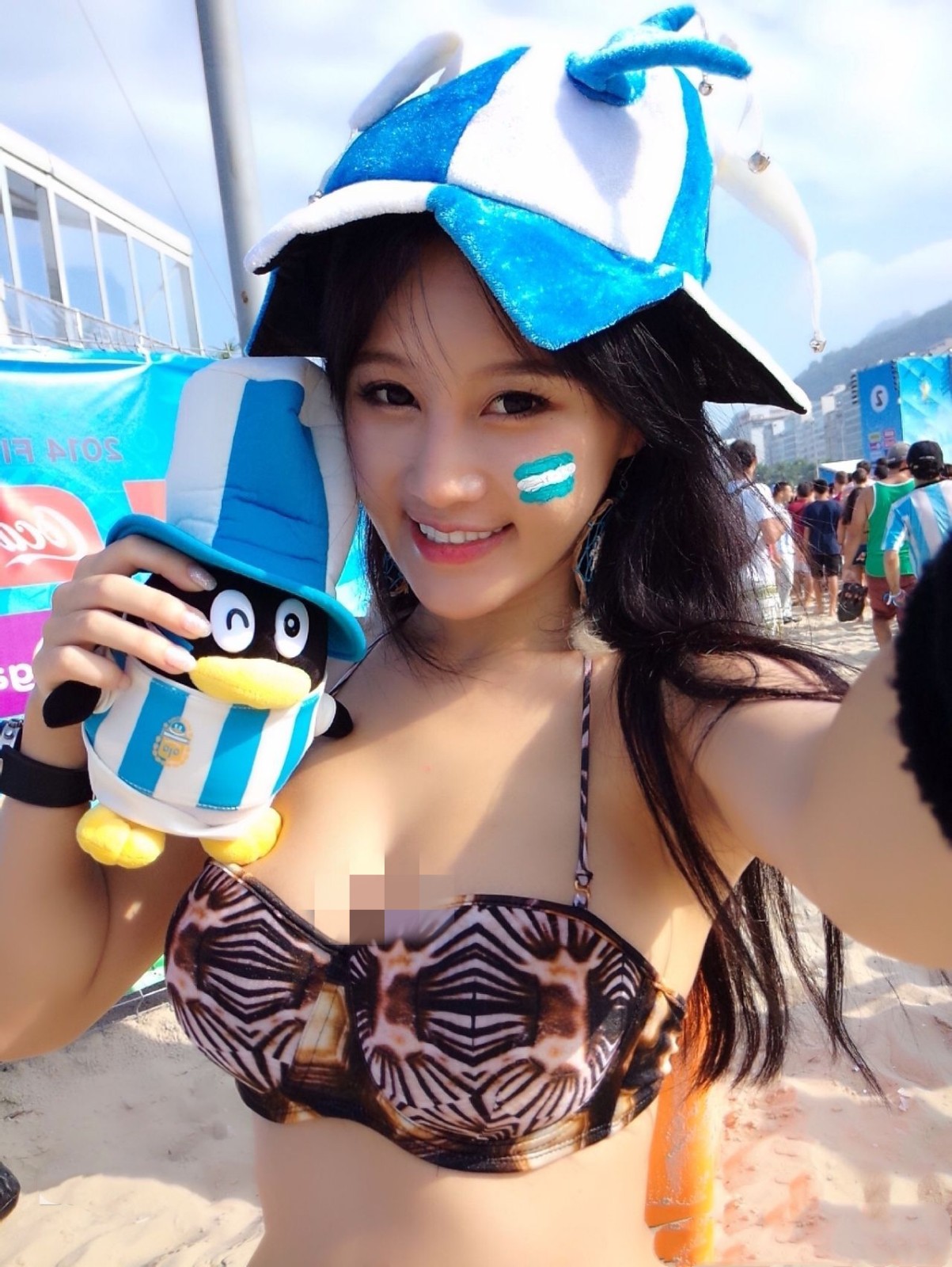 她是最美足球宝贝,一记“胸夹手机”走红,网友追问:手机卖不