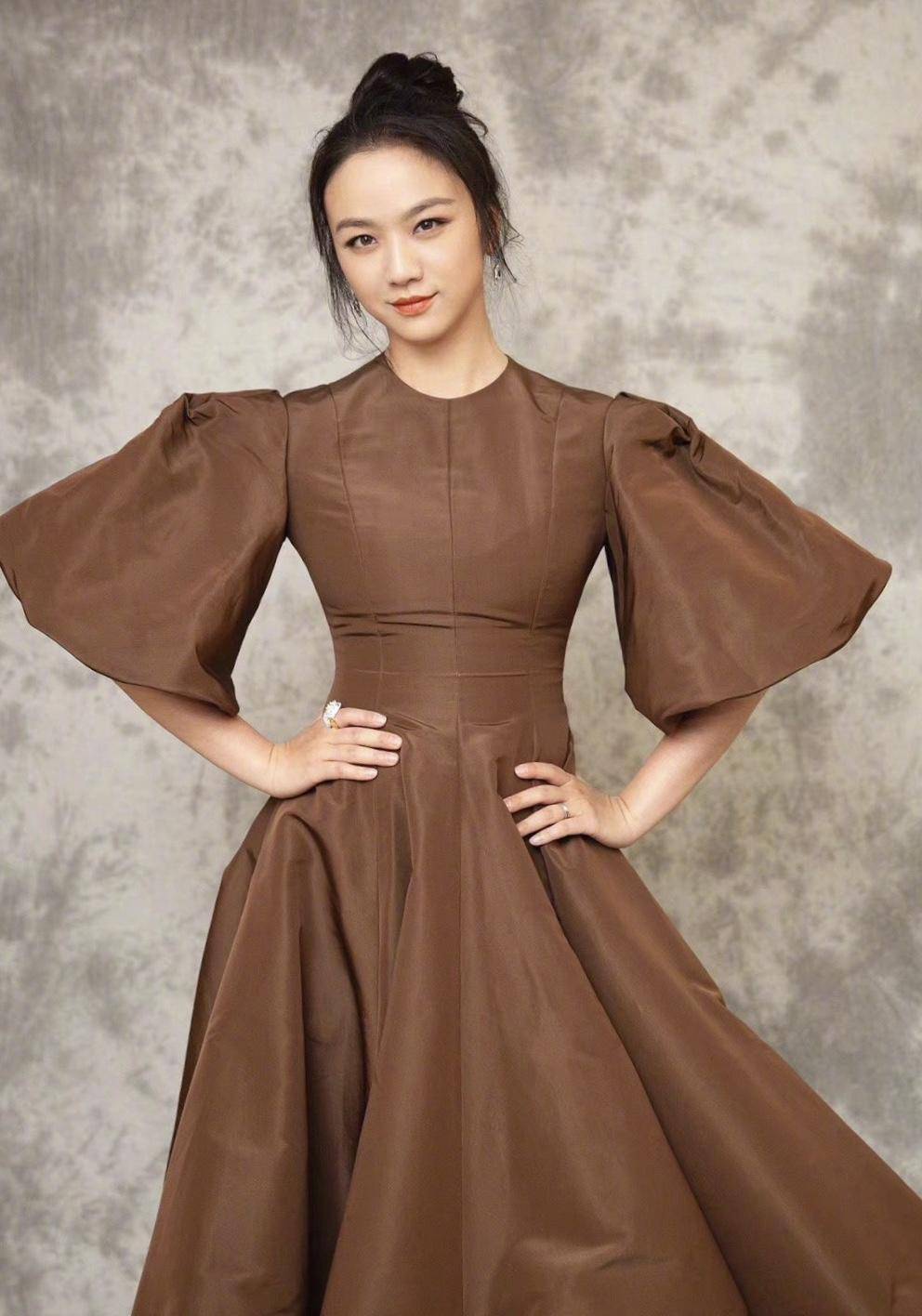 汤唯穿西装,汤唯黑色西装搭配