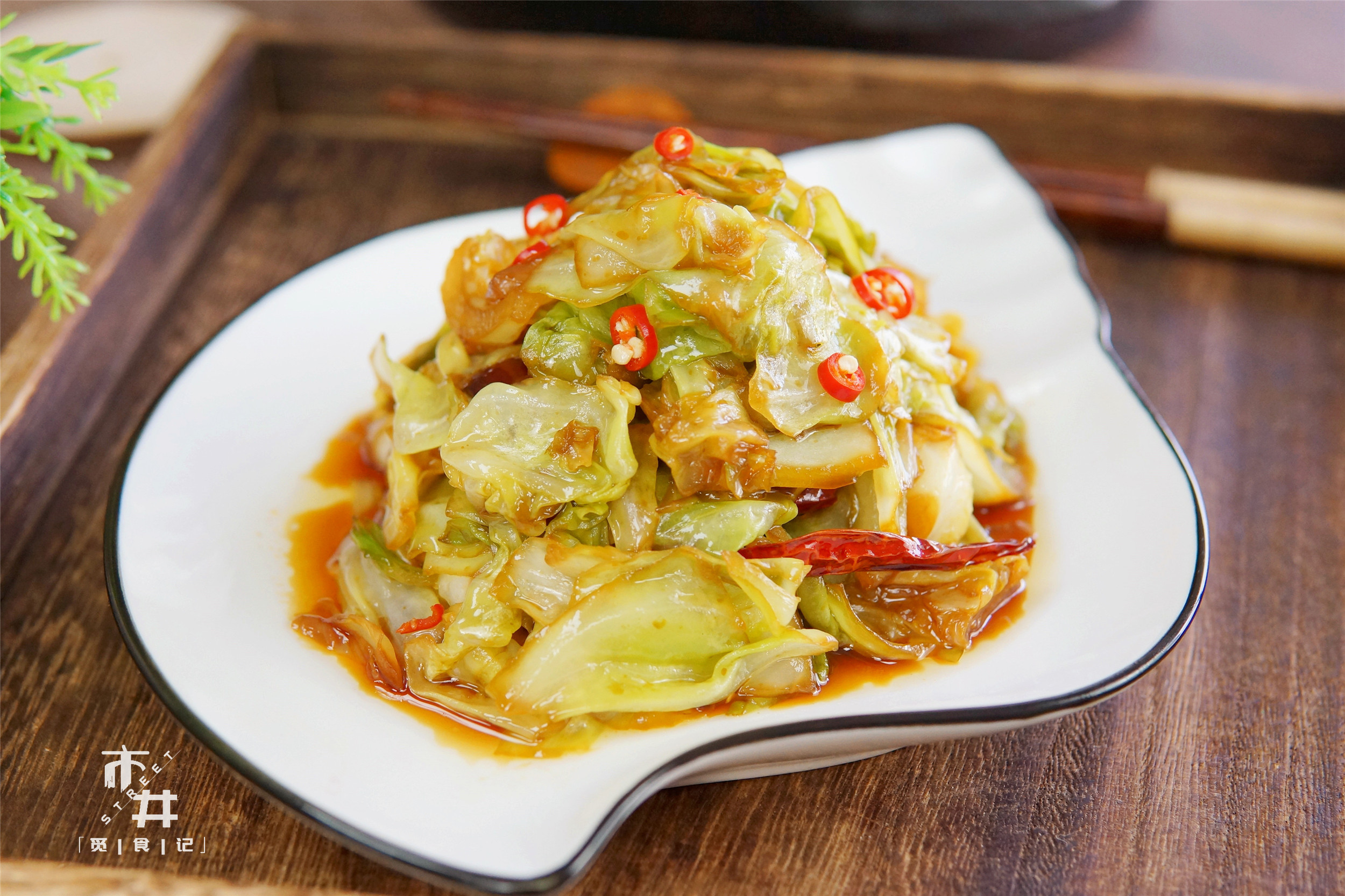 为什么饭店做的包菜这么干,饭店炒包菜感觉很生