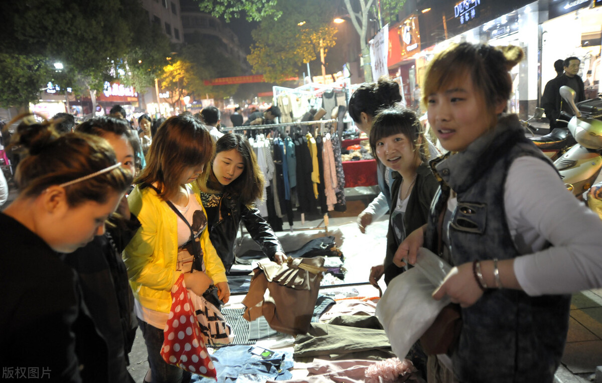 不要小看摆地摊卖衣服,别瞧不起不起眼的生意