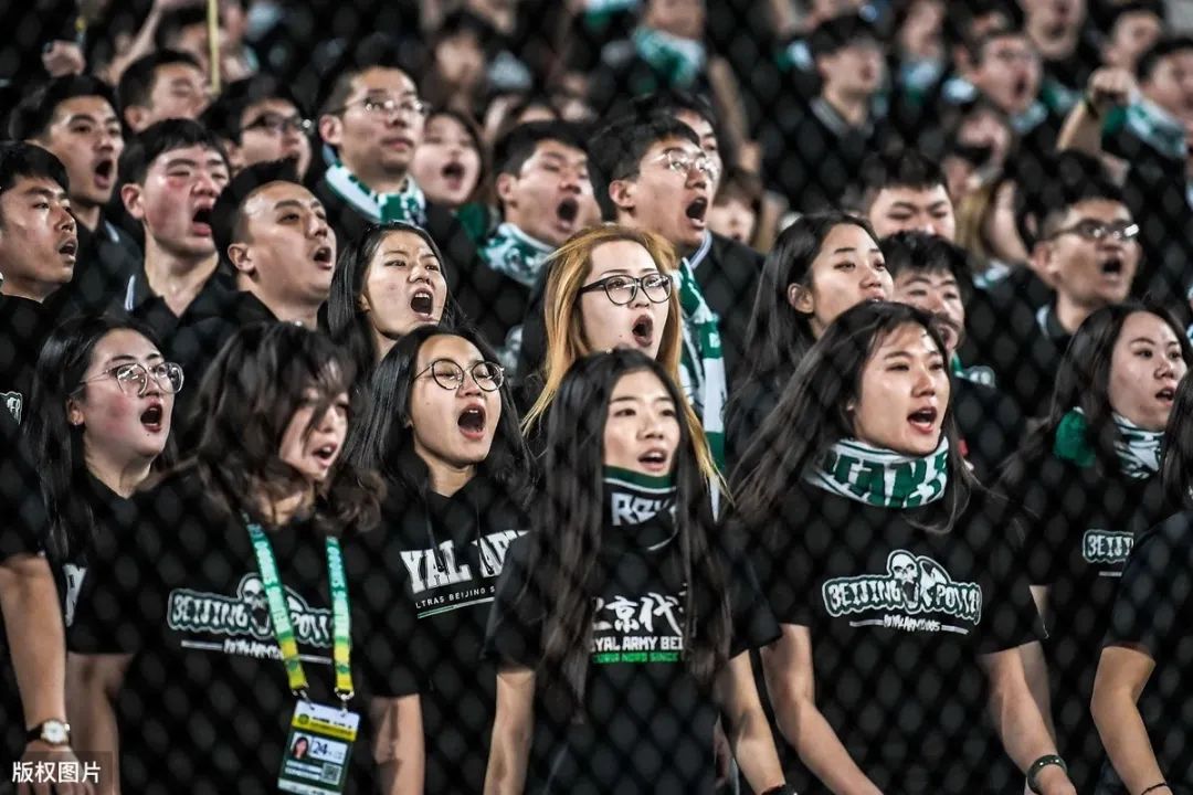 胡同看足球,胡同里踢足球教学视频