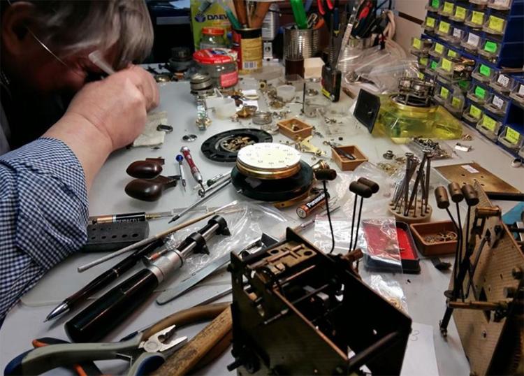 手表在保修期内可以免费保养吗,没有保卡的手表可以到专柜保养不