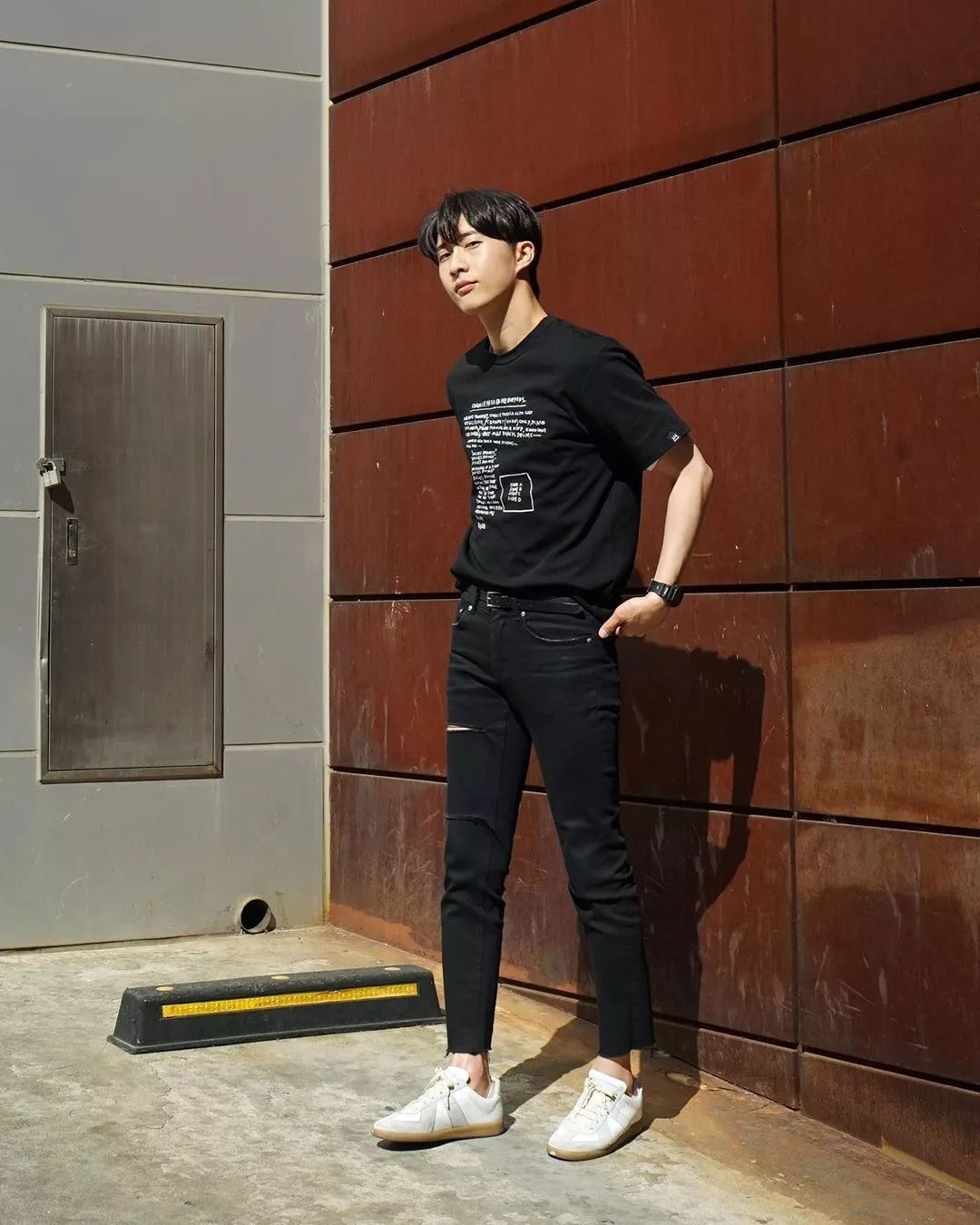 小白鞋撞鞋率很高？不妨试试这个复古时髦的款式，时装精也在穿