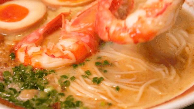 汤底浓郁的汤面,汤底浓厚