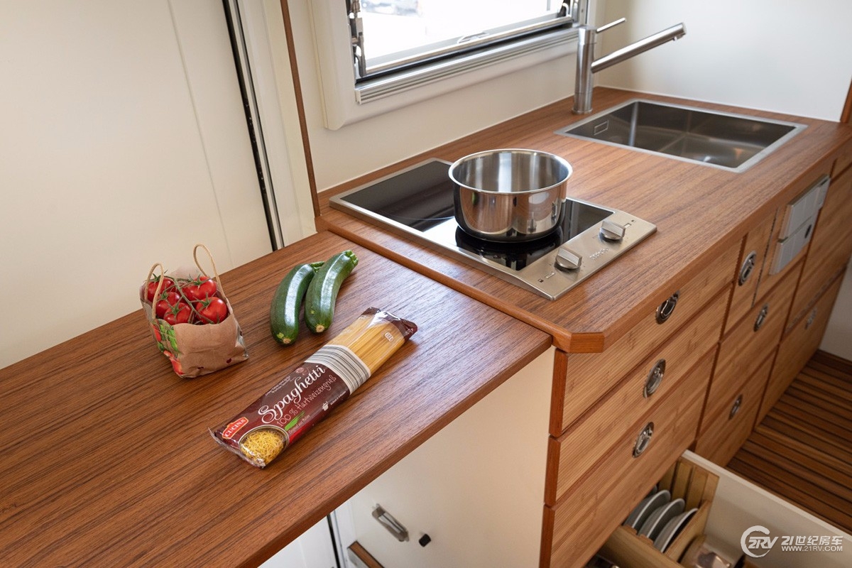 欧美顶级越野房车售价上千万,进口5米长2米高顶级越野房车