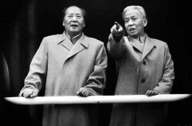 毛*东泽**点评*少奇刘**：政治上坚定，原则性很强，弱点是灵活性不够