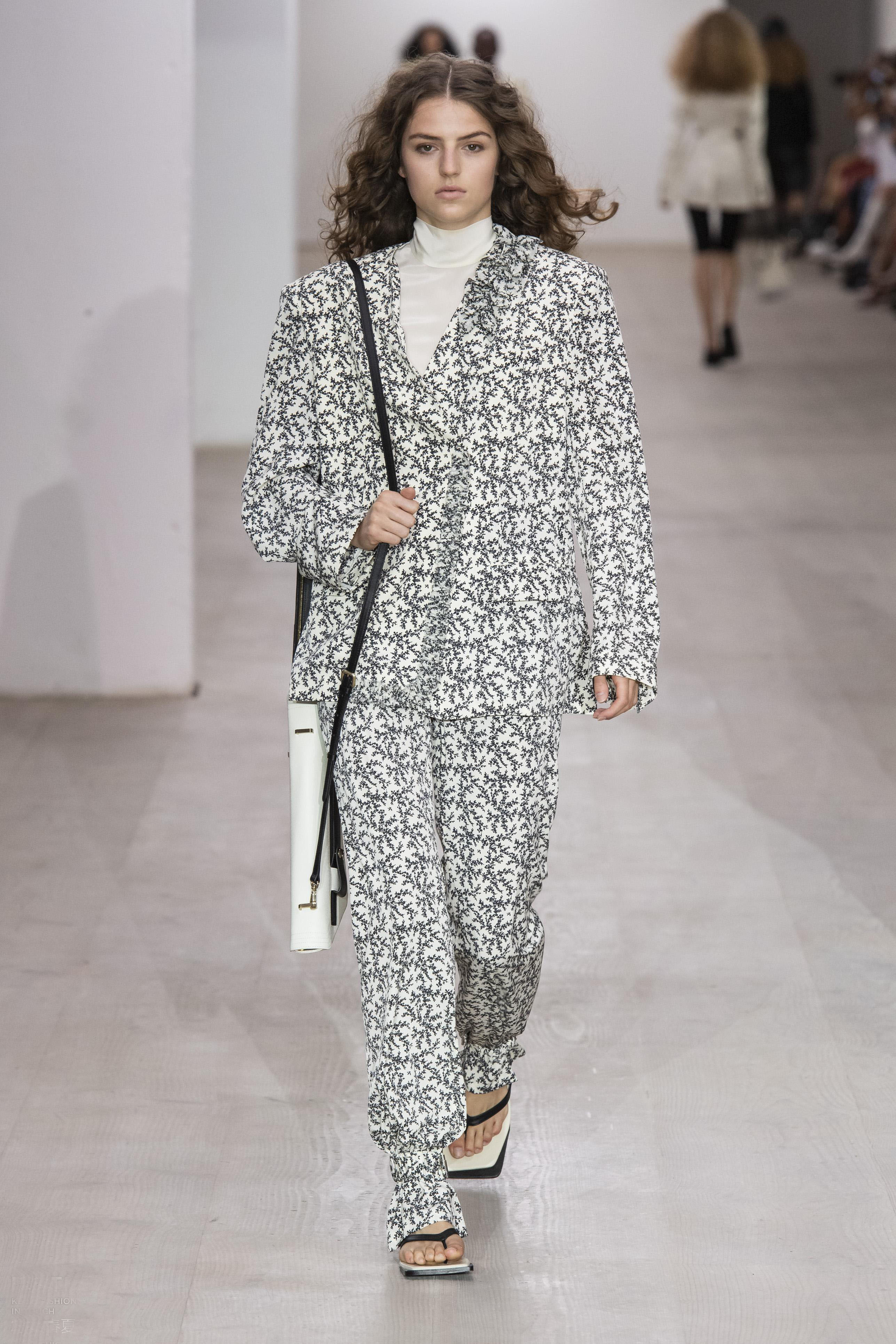 2023秋冬上海时装周秀场设计,2021巴黎高定时装周秀场