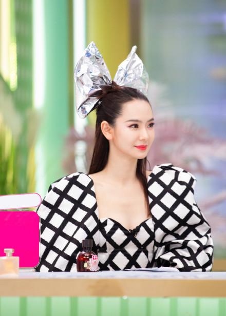 扎头发减龄还是散头发减龄,头发稀少减龄扎发