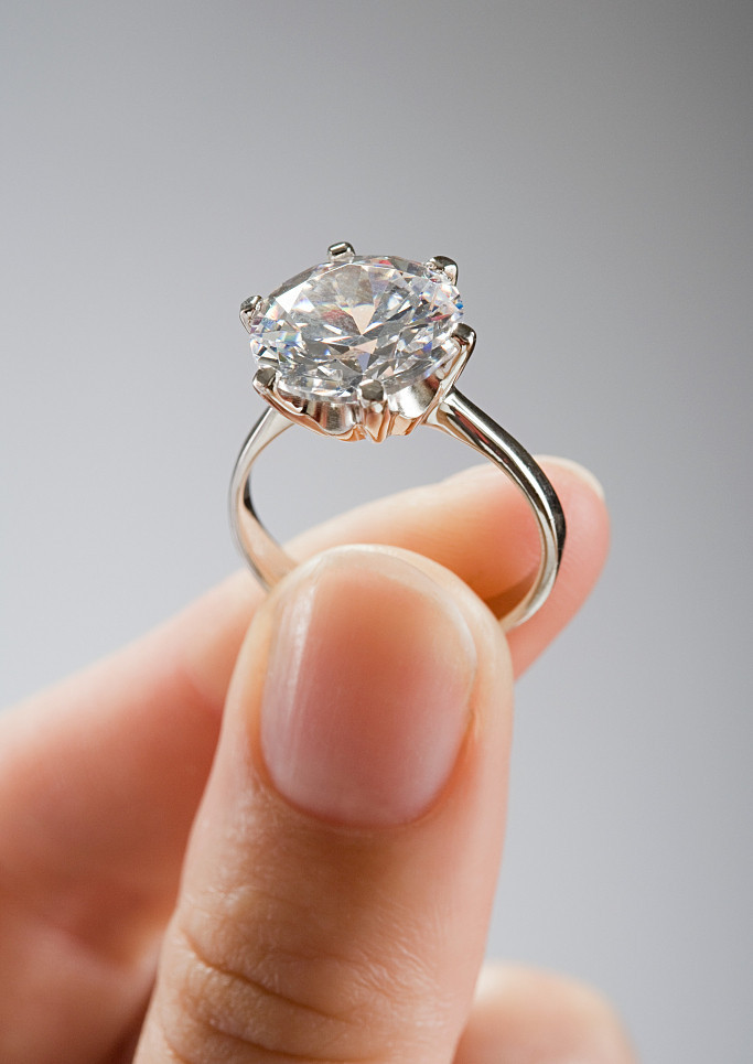 莫桑钻和钻石的对比,莫桑钻和钻石一眼能看出区别不