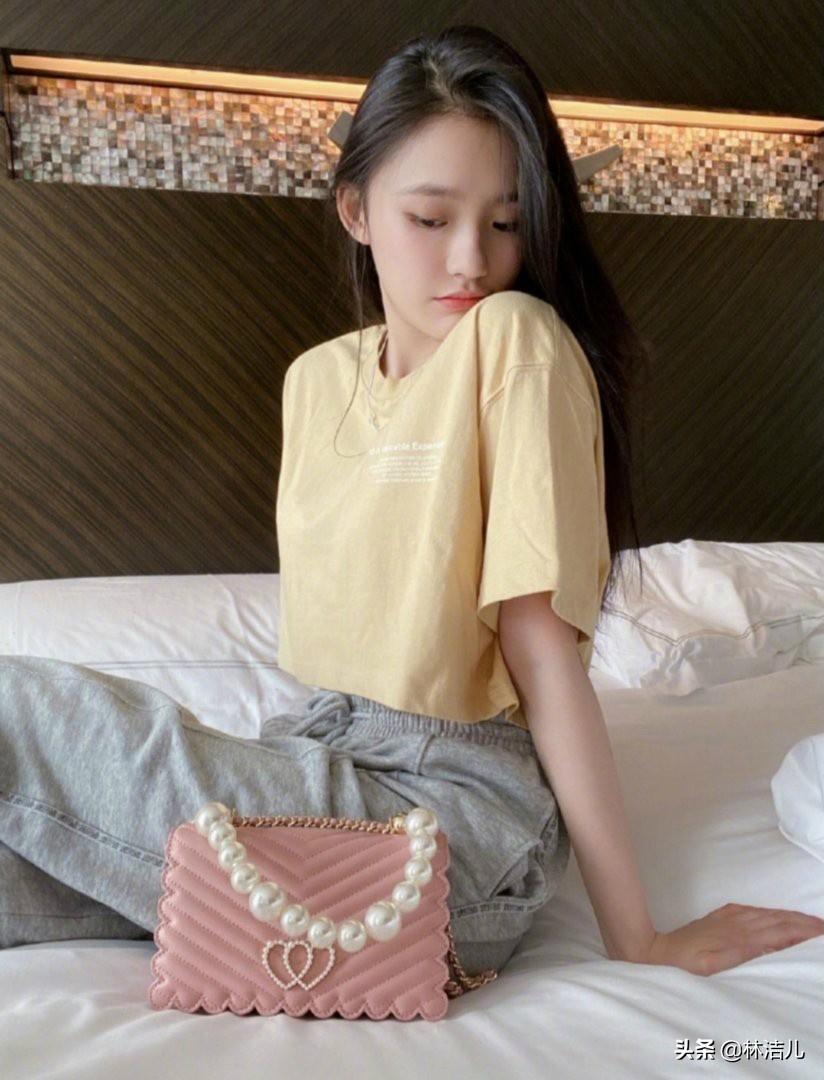 白T恤地位岌岌可危，杨幂林允爱上的马卡龙色T恤，比它更时髦百搭