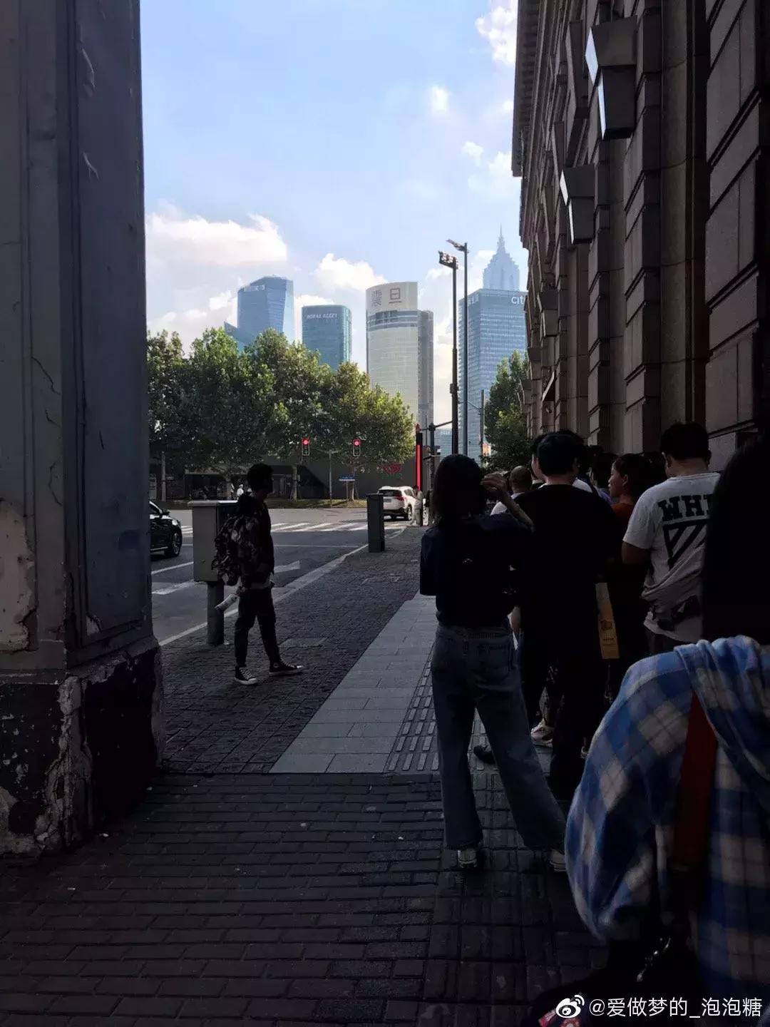 周杰伦奶茶店排队200人,周杰伦198元奶茶