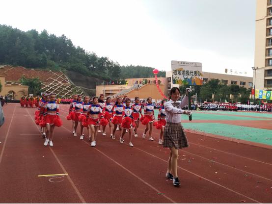 披着五彩盛装，唱响我的祖国，天府师大一中运动会，燃了