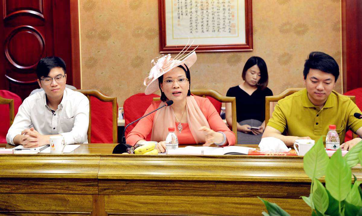 开拖拉机，卖小饰品，浙江80后美女商人凭什么成长为千亿富豪？