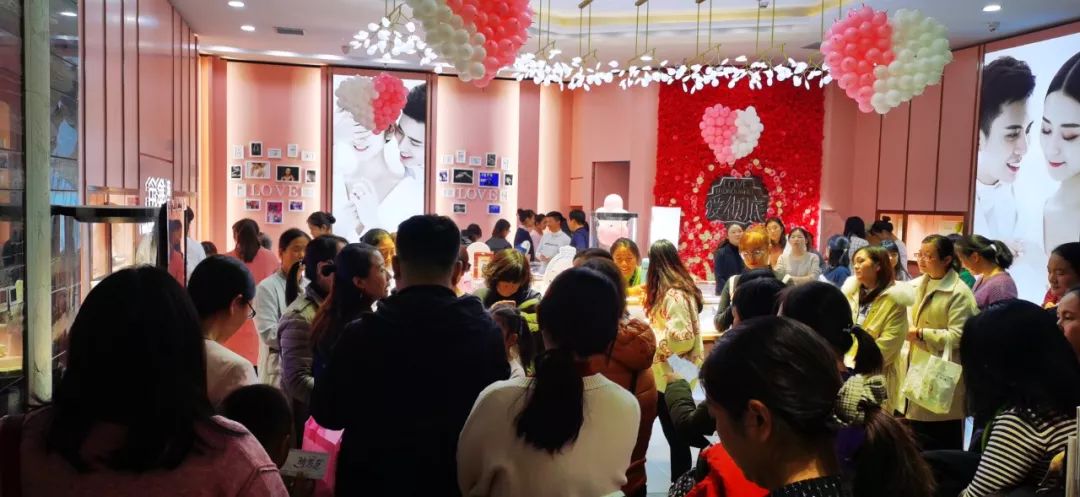 金鑫珠宝郑州永和铂爵店亮相，引数百名跑男排队代购