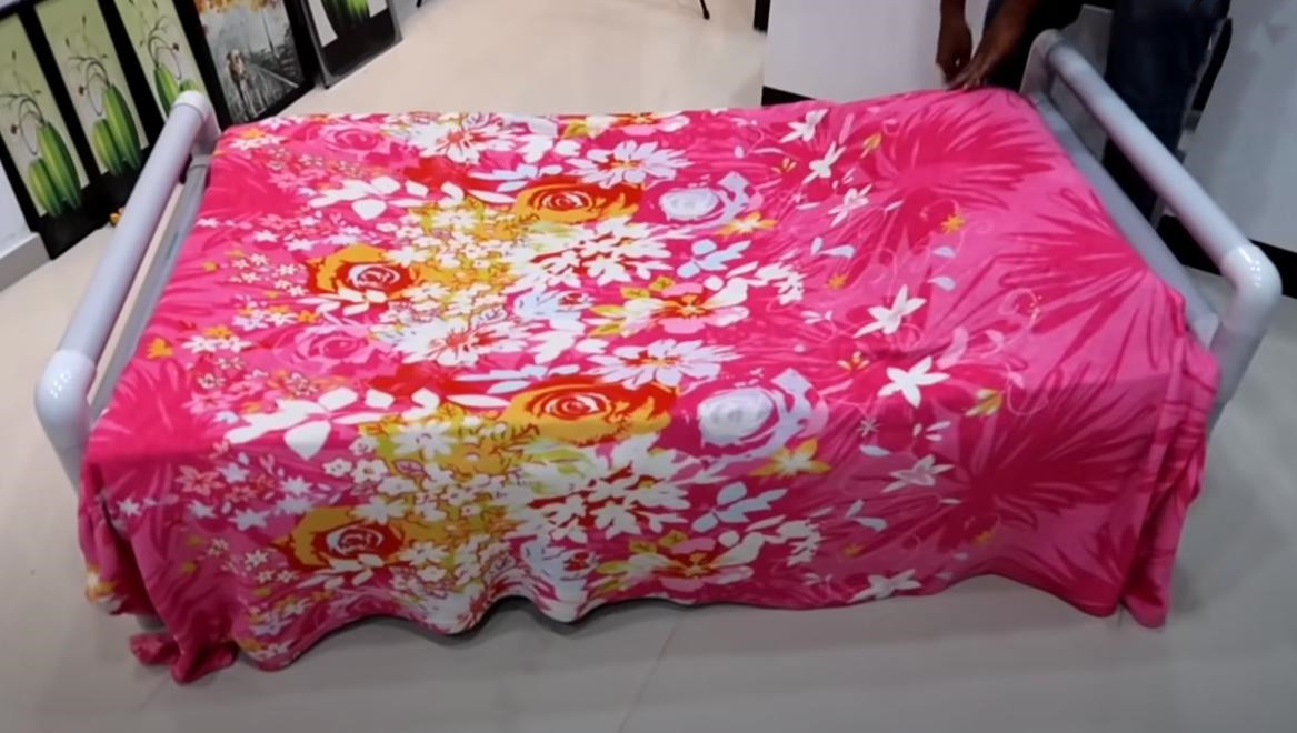 老外用PVC管做张单人床，承重200斤比成品床结实，真会省钱